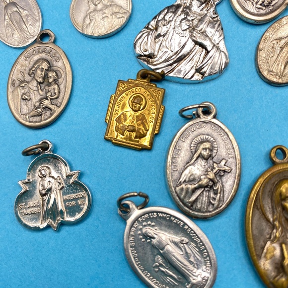 Catholic Religious Metals Saints Miraculous Silver Tone Vintage Lot of 15 - Picture 9 of 13